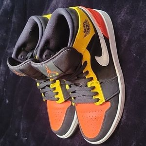Jordan 1 Mid SE Amarillo size 7.5 men